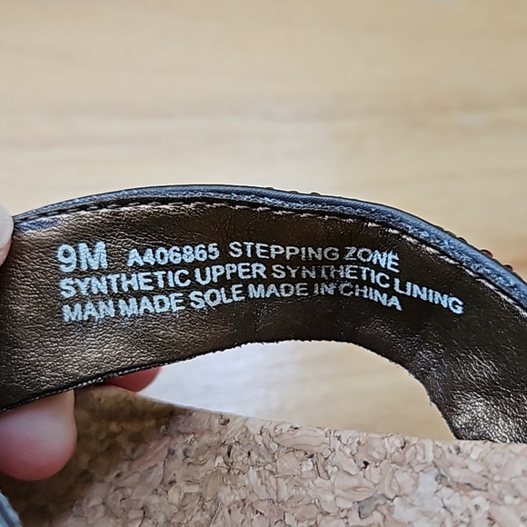 Like new - Women's Kenneth Cole Beaded Wedge Sandals - Picture 8 of 8